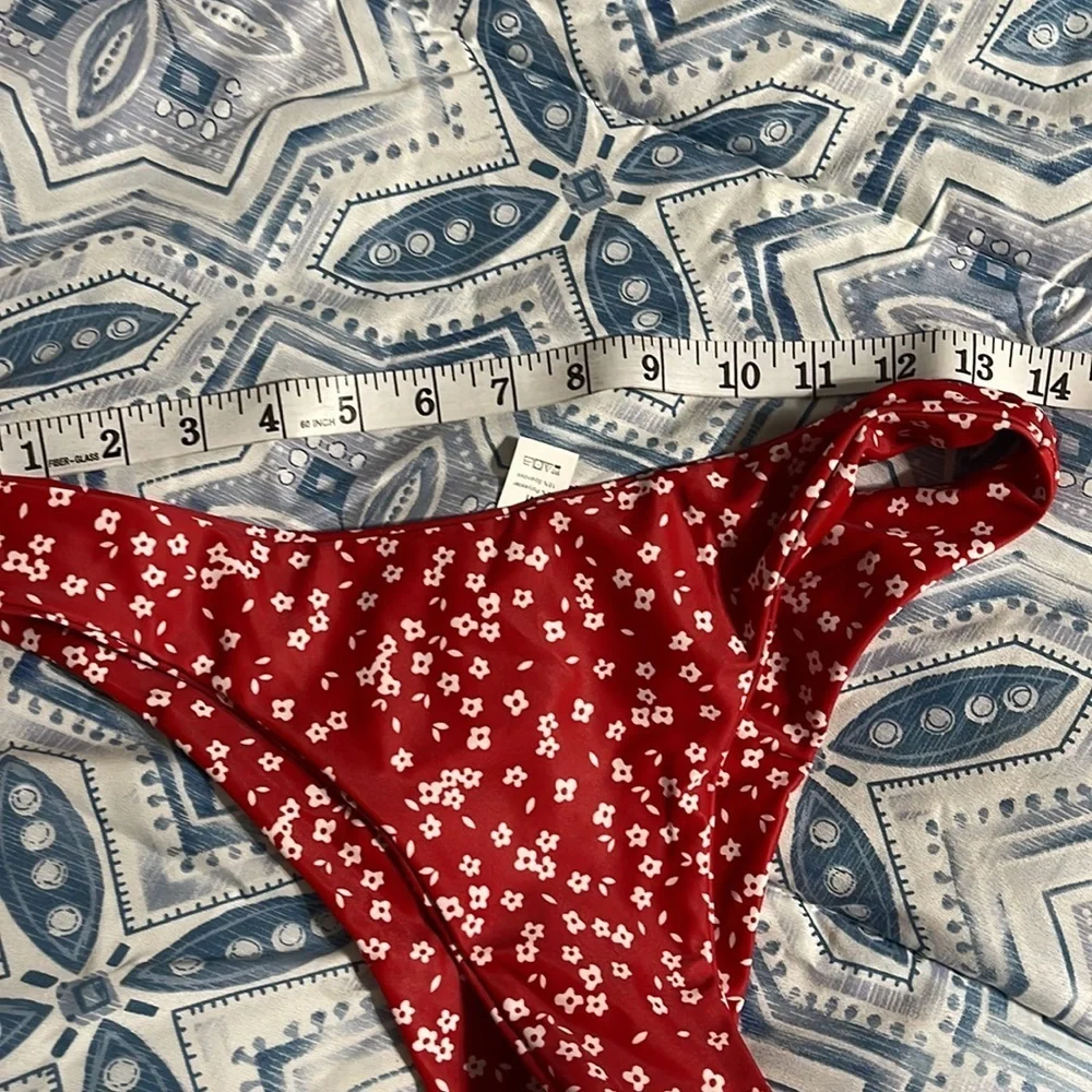 NWOT Women’s triangle swim Bottom M